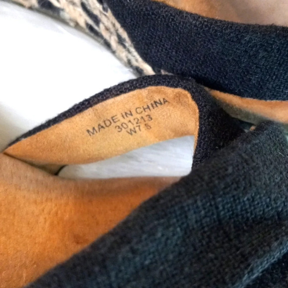 TOMS Woman's Canvas Chevron-Wedge Sandal B/W Sz 7.5 - Picture 11 of 12